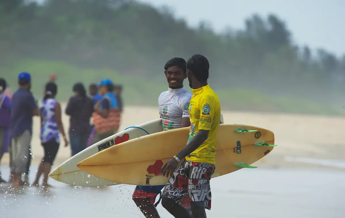 Baysurfmonkey surfing lesson at weligama